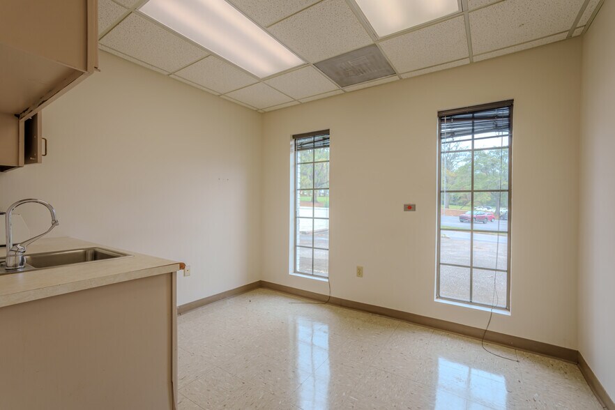 More Photos Of 208 Marengo St, Florence Healthcare For Lease