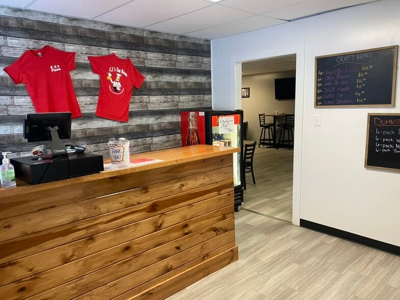 More Photos Of 18 N 4th St, Gosport Storefront Retail Office For Lease