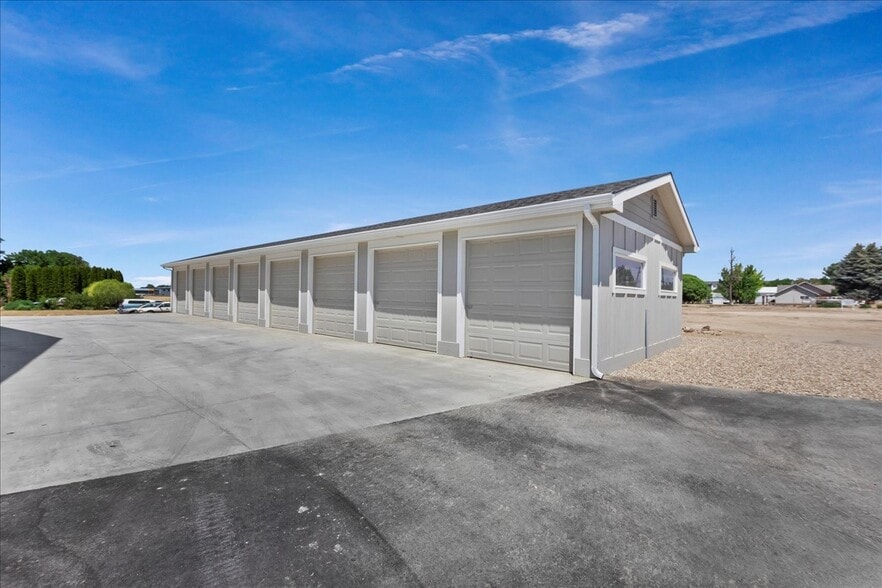 More Photos Of 225 N Happy Valley Rd, Nampa Warehouse For Lease