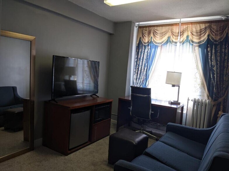 More Photos Of 118 E Court St, Paris Hotel For Sale