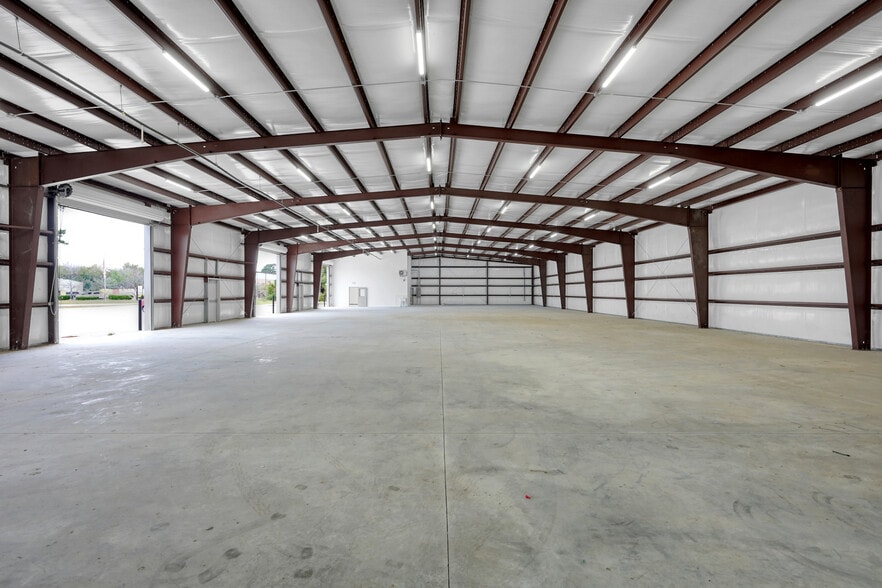 More Photos Of 535 S Persimmon St, Tomball Warehouse For Lease
