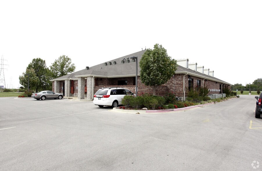 More Photos Of 13616 E 103rd St N, Owasso Medical For Lease