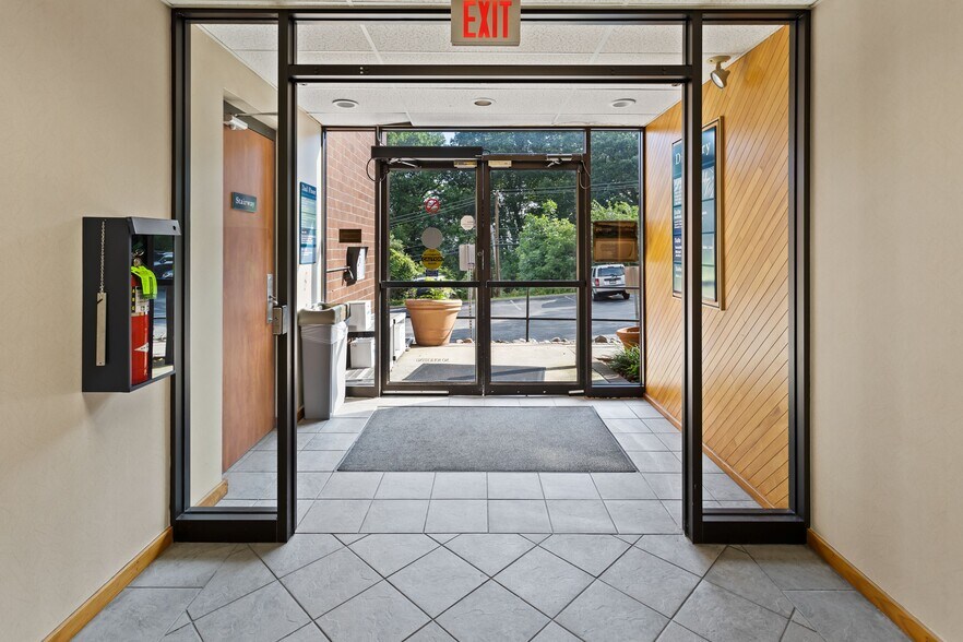 More Photos Of 21 Industrial Blvd, Paoli Medical For Lease