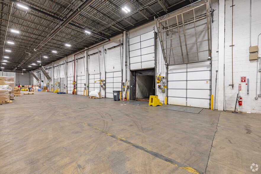 More Photos Of 101 Cottontail Ln, Somerset Warehouse For Lease