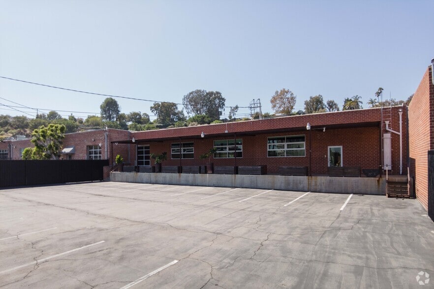 More Photos Of 6368 Arizona Cir, Los Angeles Office For Lease