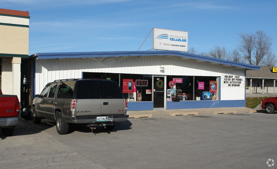 More Photos Of 821 SW Us-40 Hwy, Blue Springs Freestanding For Lease