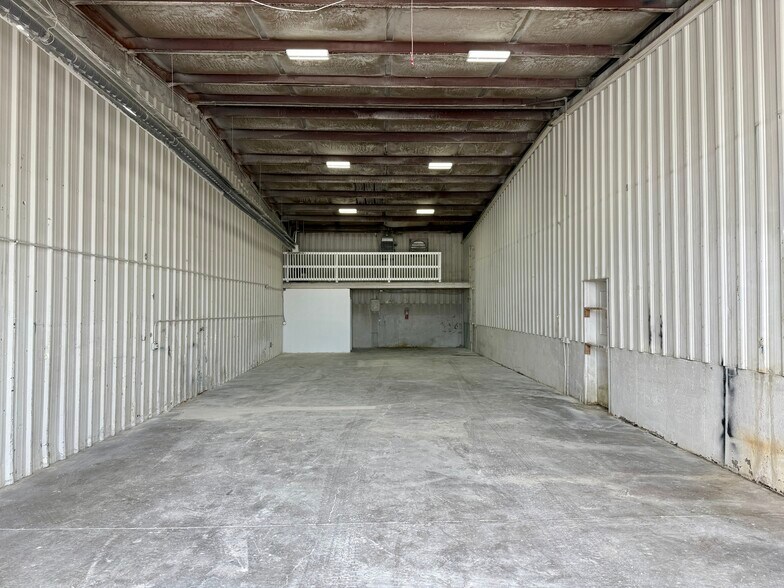 More Photos Of 1790 Jasper St, Aurora Light Manufacturing For Lease