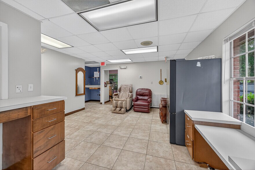 More Photos Of 1500 N Pace Blvd, Pensacola Freestanding For Sale