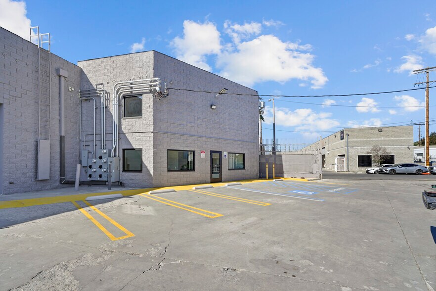 More Photos Of 10926 Randall St, Sun Valley Warehouse For Lease