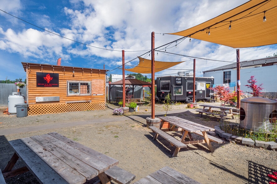More Photos Of 926 E Main St, Cottage Grove Restaurant For Sale