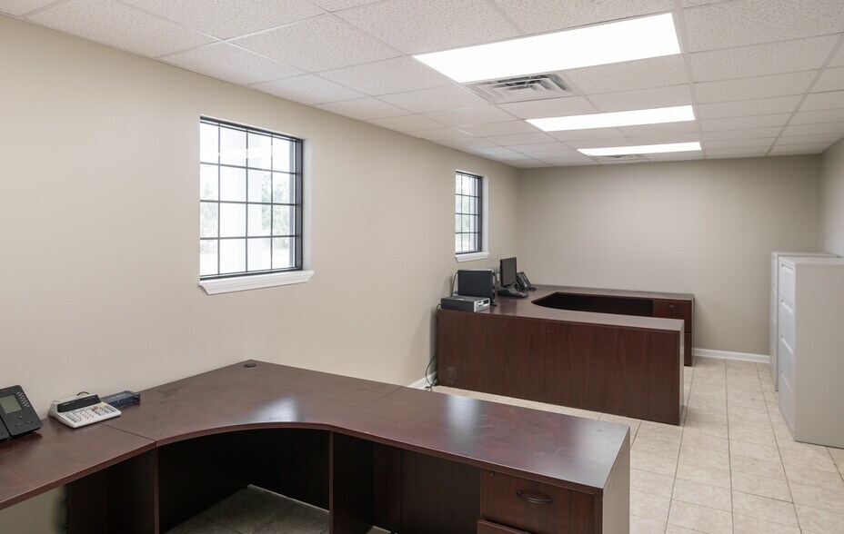 More Photos Of 909 W 39th St, Panama City Manufacturing For Lease