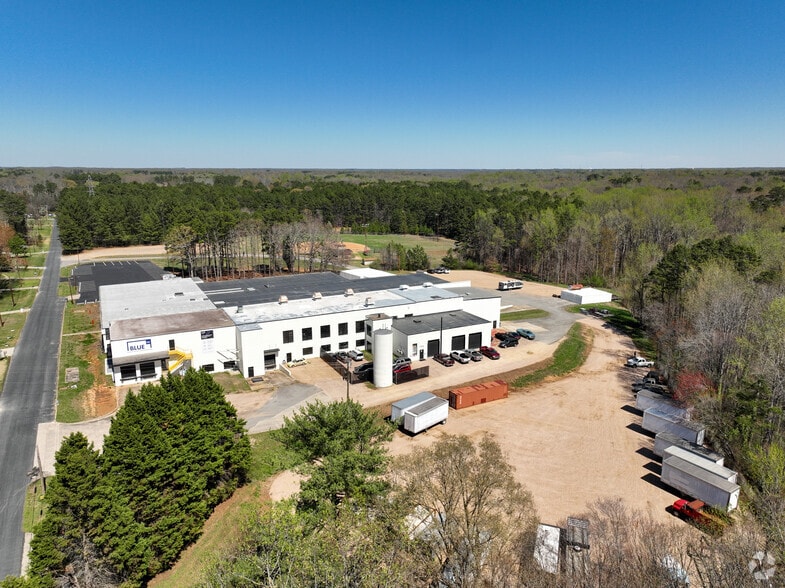 More Photos Of 414 N Meriah St, Landis Warehouse For Lease