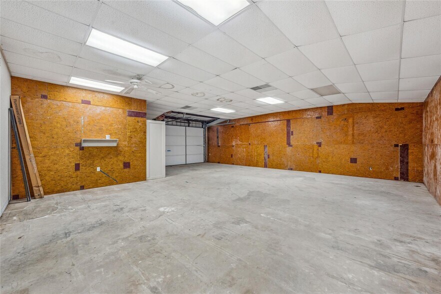 More Photos Of 1497 W Highway 67, Glen Rose Flex For Lease