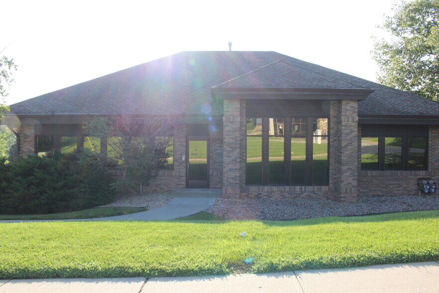 More Photos Of 2611 S 117th St, Omaha Loft Creative Space For Sale