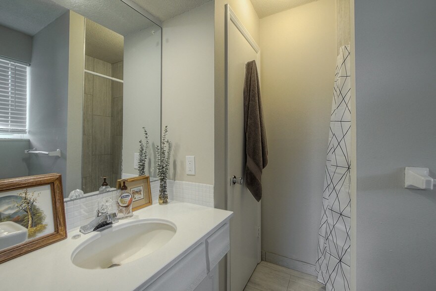 More Photos Of 7504 Wyoming St, Kansas City Apartments For Sale