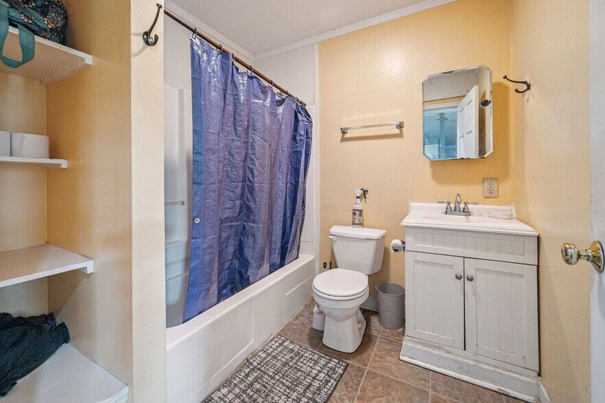 More Photos Of 315-317 Castle St, Wilmington Storefront Retail Residential For Sale