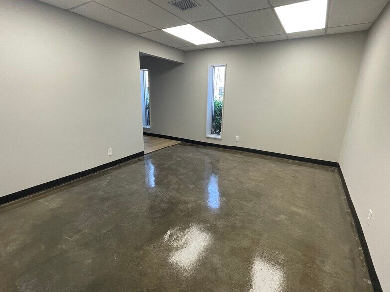 More Photos Of 9906 E 55th Pl, Tulsa Distribution For Sale