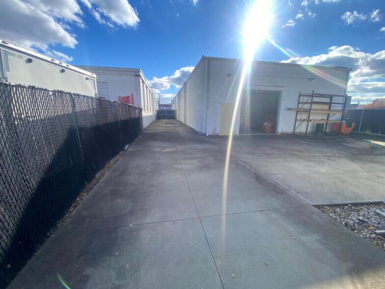 More Photos Of 77 Gazza Blvd, Farmingdale Showroom For Sale