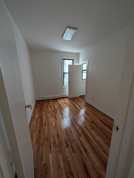 More Photos Of 4028 82nd St, Elmhurst Office For Lease