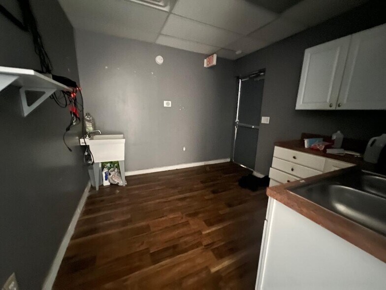 More Photos Of 510 20th St, Huntington Freestanding For Lease