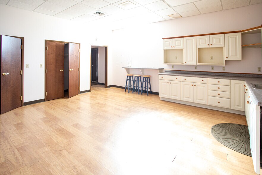 More Photos Of 439 State Rd, North Dartmouth Storefront For Lease