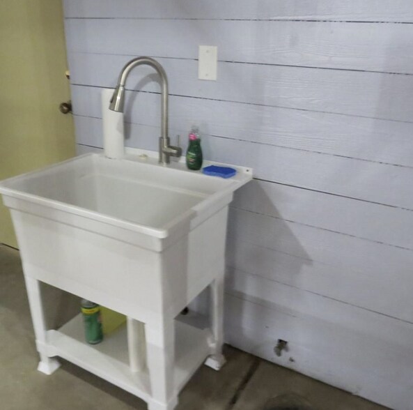 More Photos Of 1228 W 15th St, Lorain Freestanding For Lease