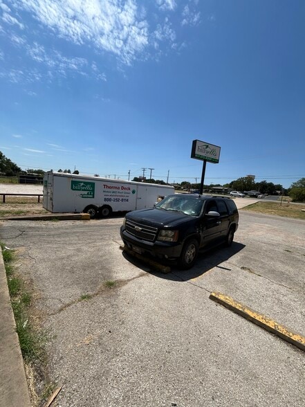 More Photos Of 440 N Broadway St, Joshua Manufacturing For Lease