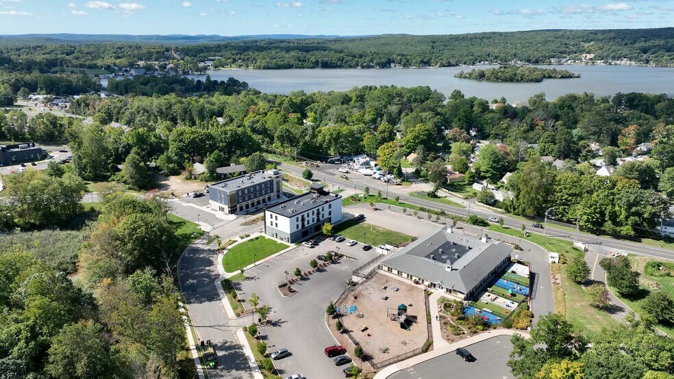 More Photos Of 11 Edgewater Cir, East Hampton Office For Lease