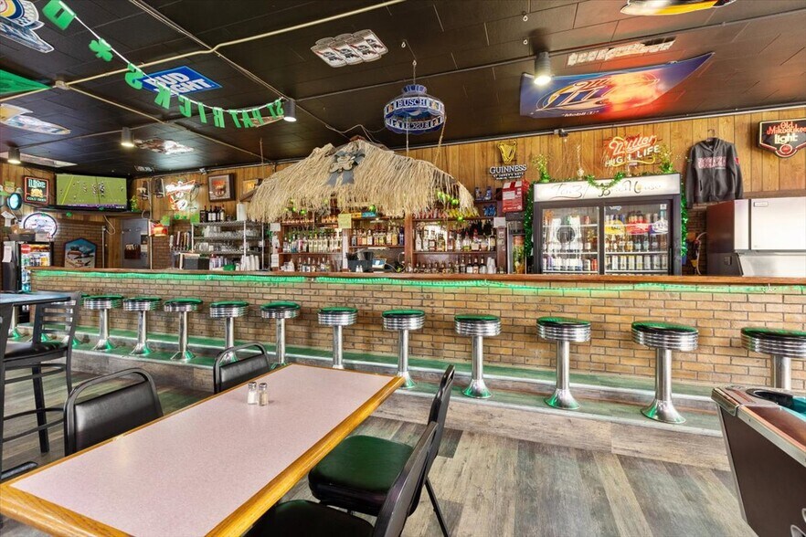 More Photos Of 1034 8th St, Onawa Bar For Sale