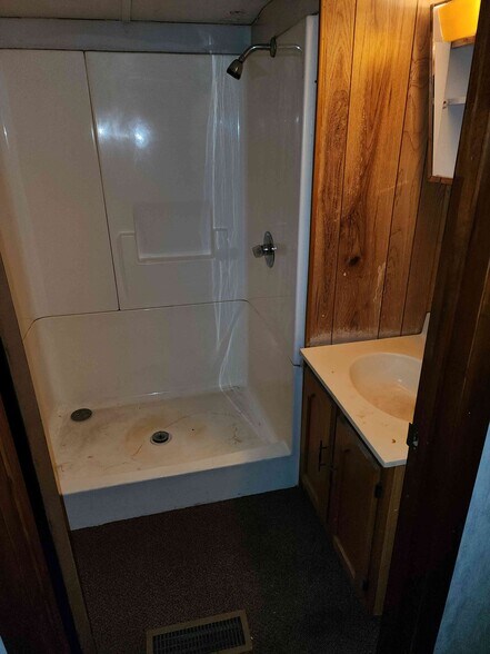 More Photos Of 13-17 N 4th St, Martins Ferry Light Distribution For Sale