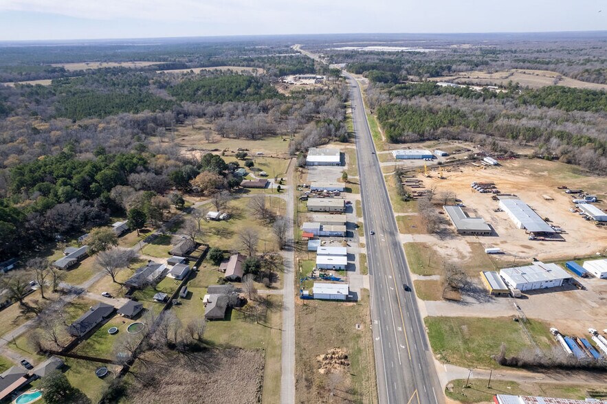 More Photos Of 5424 W Oak St, Palestine Showroom For Lease