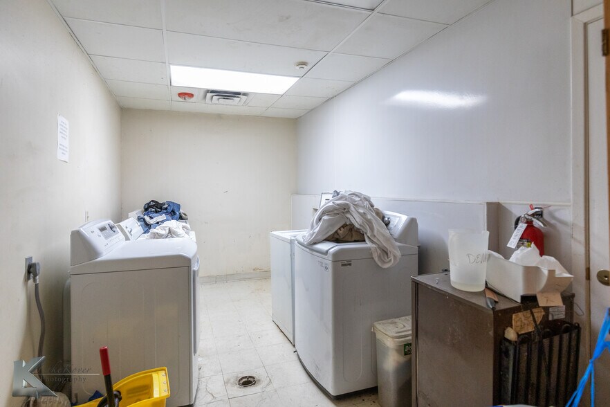 More Photos Of 1109 Oak St, Abilene Shelter For Sale