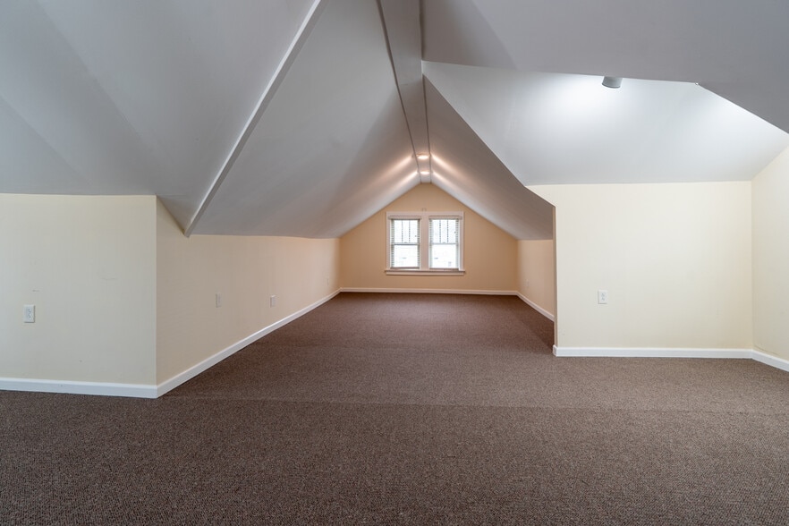 More Photos Of 240 S Buchanan St, Edwardsville Office For Sale