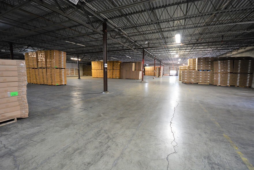 More Photos Of 213 W 1st St, Huntingburg Warehouse For Lease