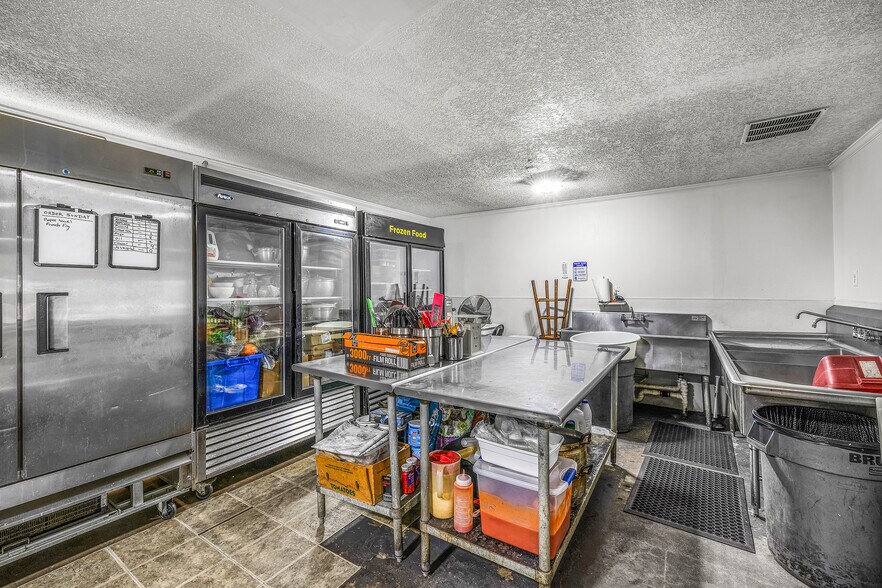 More Photos Of 697 W Cherry St, Jesup Restaurant For Sale