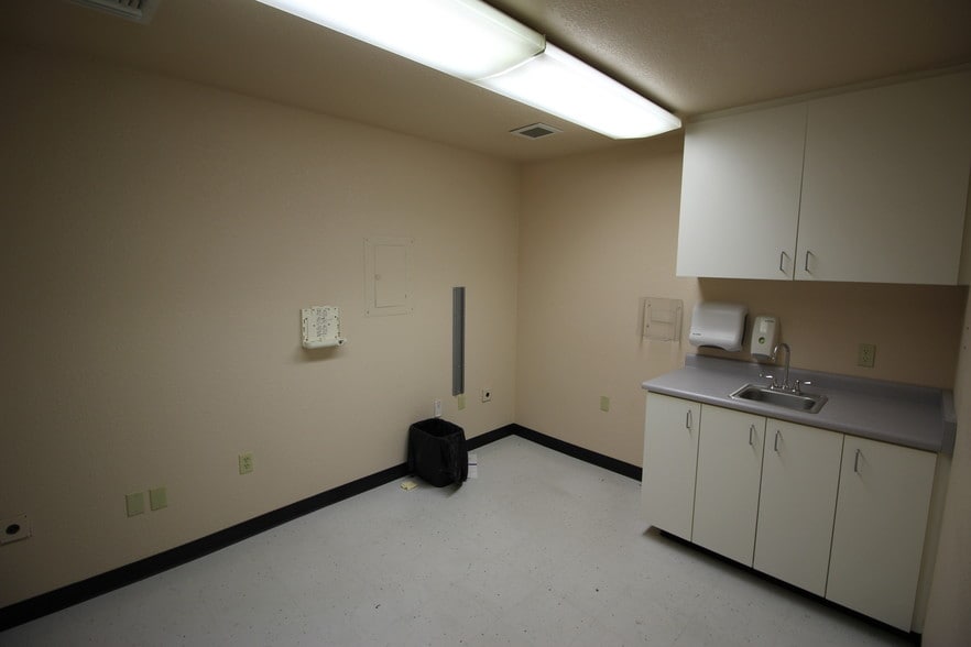 More Photos Of 5106 Hill Rd E, Lakeport Medical For Lease