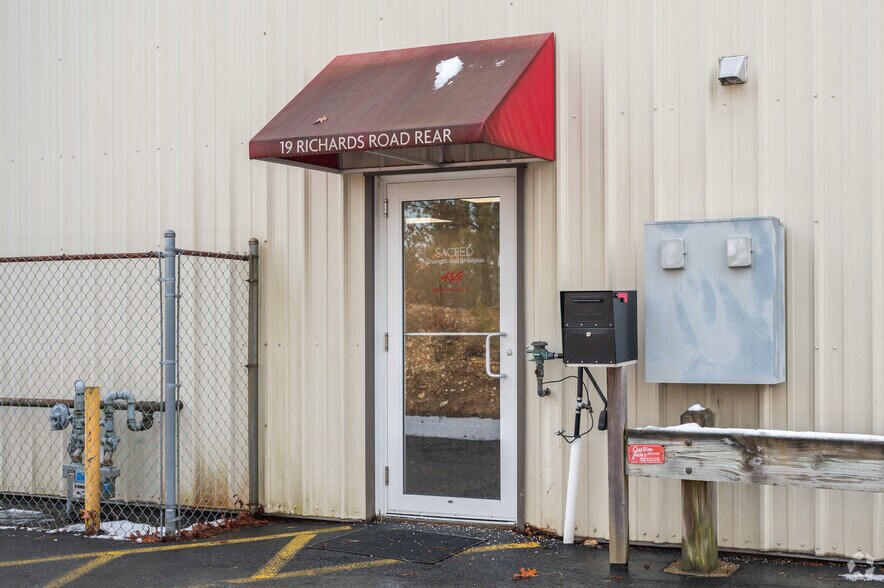 More Photos Of 19 Richards Rd, Plymouth Warehouse For Lease