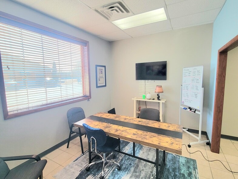 More Photos Of 1110 Arrowhead Ct, Crown Point Flex For Lease