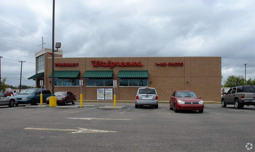 More Photos Of 2281 E South Blvd, Montgomery Drugstore For Lease