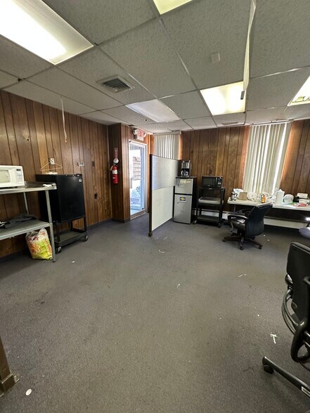 More Photos Of 687 Lehigh Ave, Union Township Warehouse For Lease