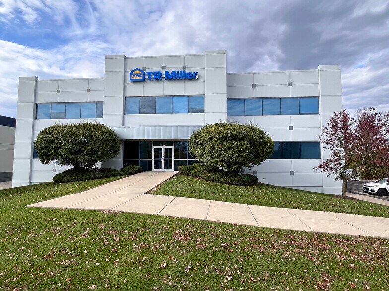 More Photos Of 425 Quadrangle Dr, Bolingbrook Office For Lease