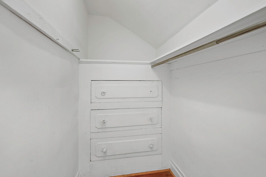 More Photos Of 41 E Colonial Hwy, Hamilton Freestanding For Sale