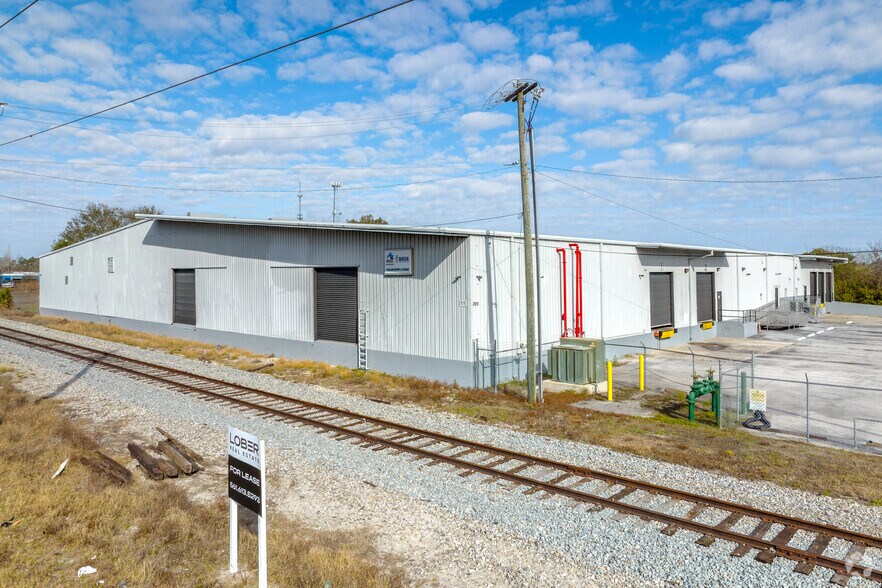 More Photos Of 2910-2930 Maine Ave, Lakeland Distribution For Lease