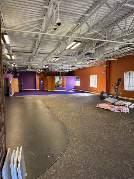 More Photos Of 401 Louviers Dr, Newark Unknown For Lease