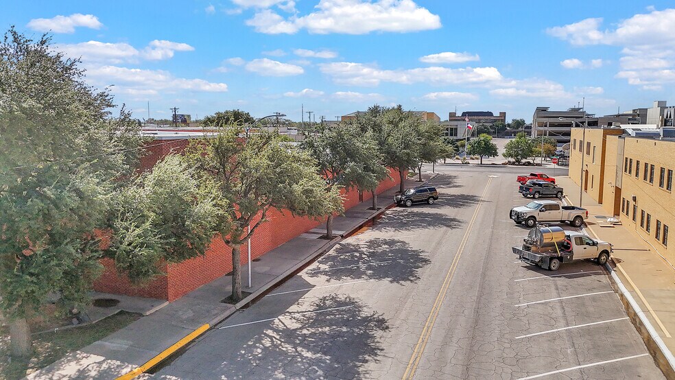 More Photos Of 201 E Illinois Ave, Midland Office For Sale