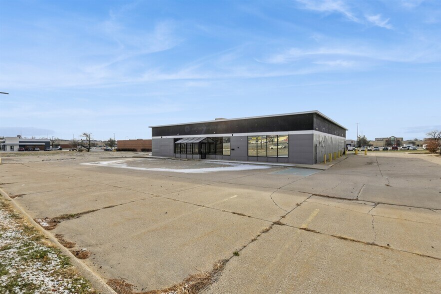 More Photos Of 1101 E Army Post Rd, Des Moines Freestanding For Sale