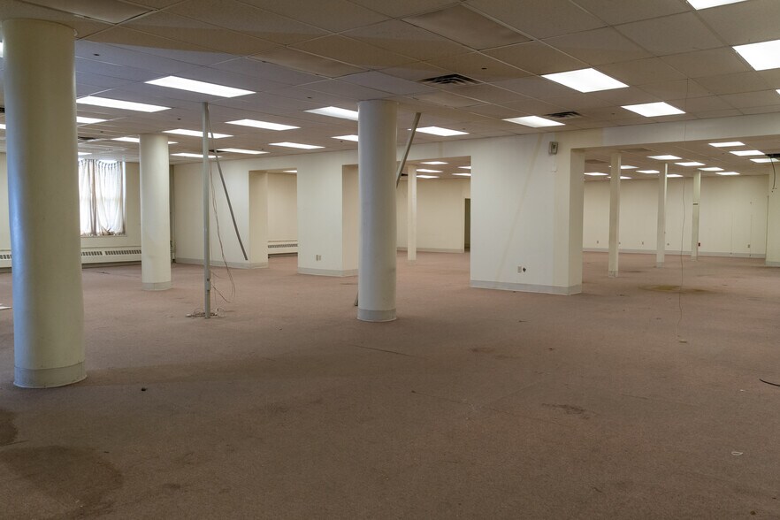 More Photos Of 1575 Lake St, Elmira Manufacturing For Lease