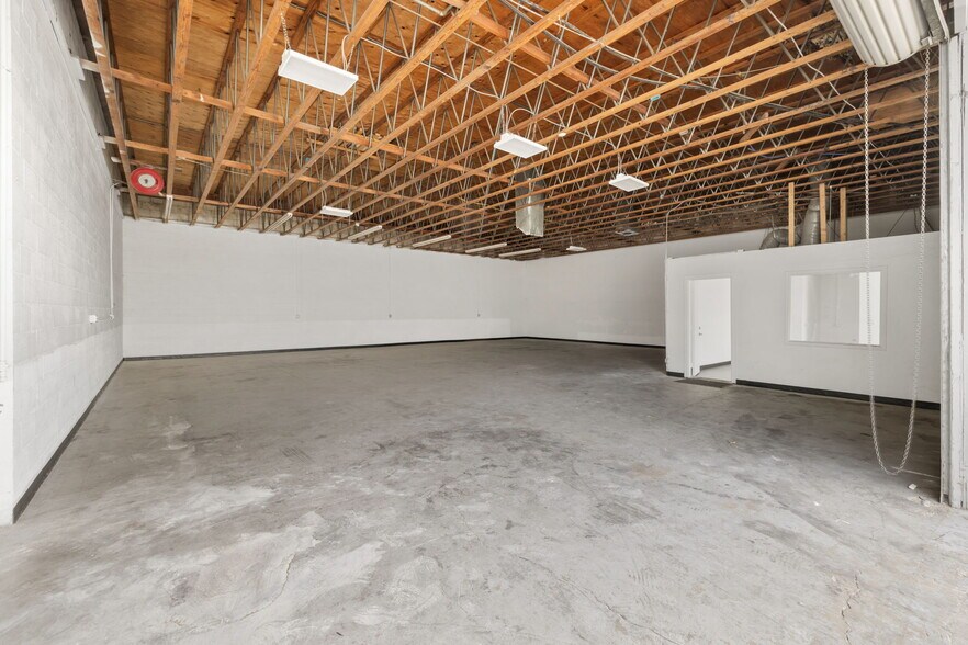 More Photos Of 800 S Vella Rd, Palm Springs Warehouse For Lease