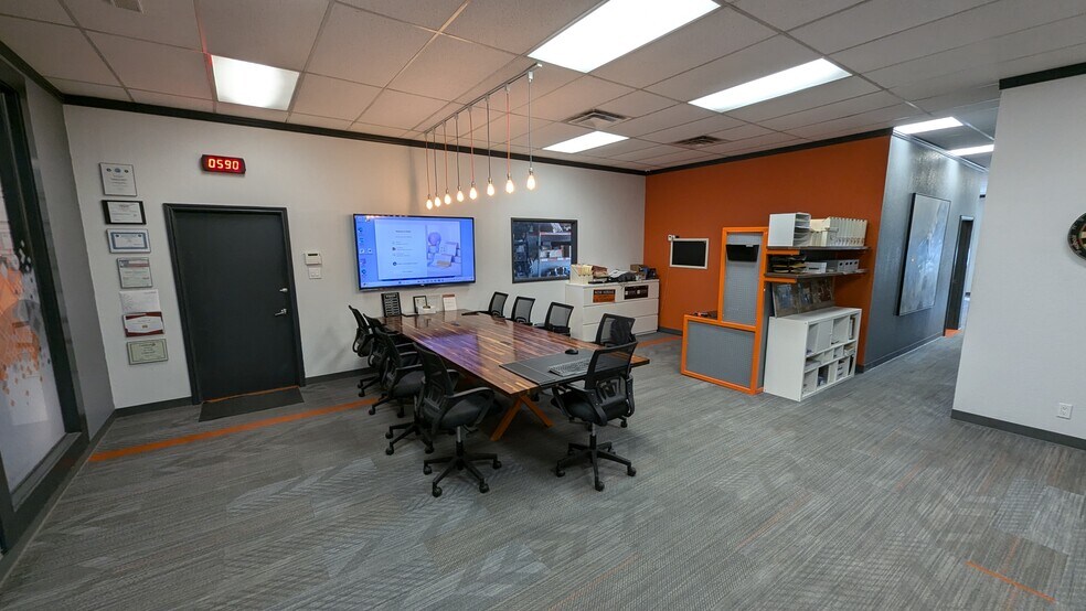 More Photos Of 1942 N Interstate 35E, Carrollton Warehouse For Lease