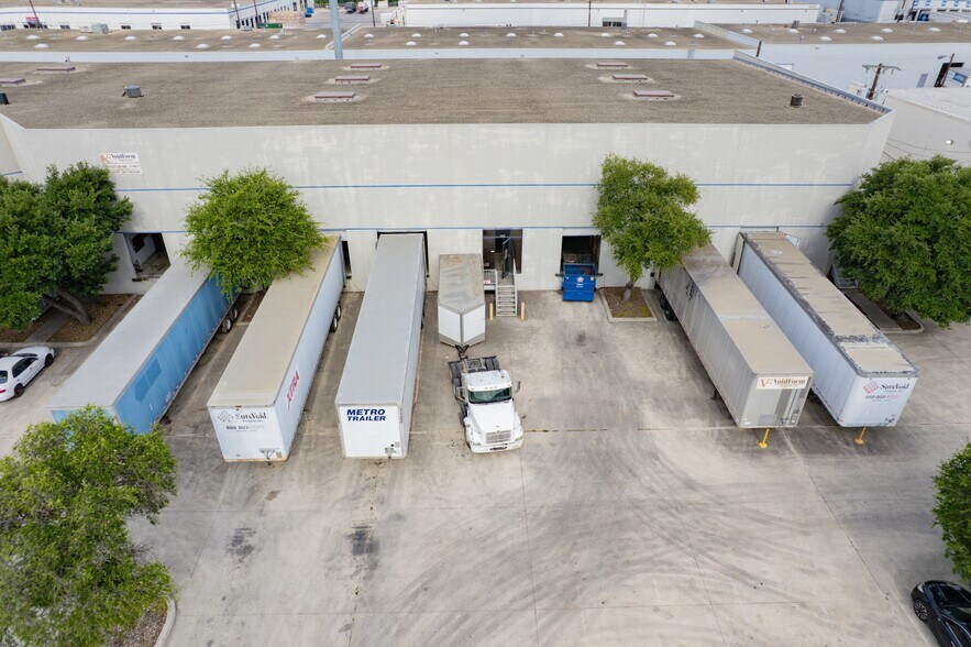 More Photos Of 5813 Distribution, San Antonio Warehouse For Lease